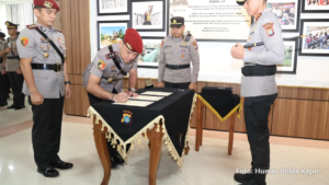 Kapolda Kepri Irjen Pol Suhendri memimpin serah terima jabatan di lobi Mapolda Kepri