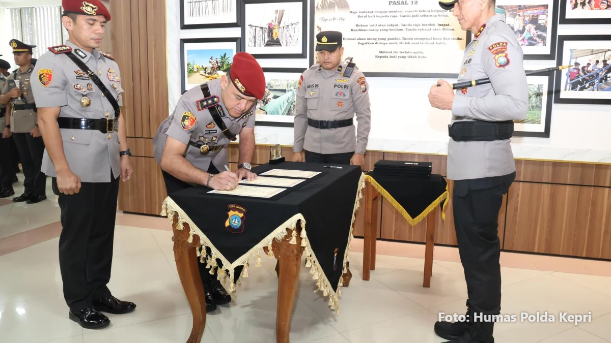 Kapolda Kepri Irjen Pol Suhendri memimpin serah terima jabatan di lobi Mapolda Kepri
