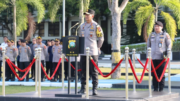 Kapolda Kepri Irjen Pol. Suhendri berbicara kepada wartawan di Batam