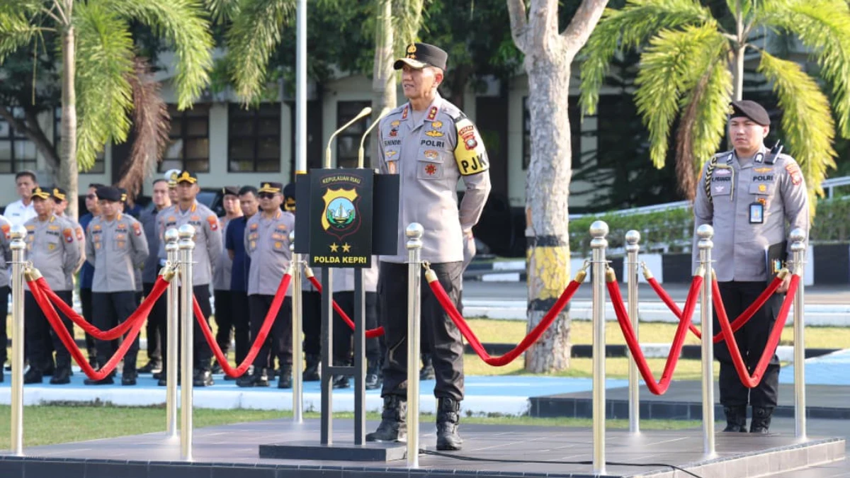 Kapolda Kepri Irjen Pol. Suhendri berbicara kepada wartawan di Batam