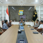 Irjen Pol Suhendri berdiskusi dengan perwakilan PLN di ruang kerja Kapolda Kepri, Batam