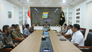 Irjen Pol Suhendri berdiskusi dengan perwakilan PLN di ruang kerja Kapolda Kepri, Batam