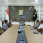 Irjen Pol Suhendri berdiskusi dengan perwakilan PLN di ruang kerja Kapolda Kepri, Batam