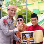 Irjen Pol Suhendri bersama rombongan menyalurkan bantuan sosial di Pulau Penyengat