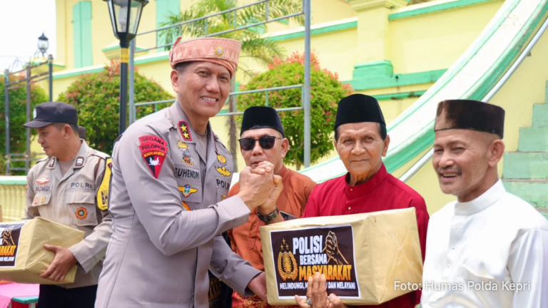Irjen Pol Suhendri bersama rombongan menyalurkan bantuan sosial di Pulau Penyengat