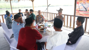 Kapolda Irjen Pol Suhendri berbicara kepada warga di restoran seafood Galang