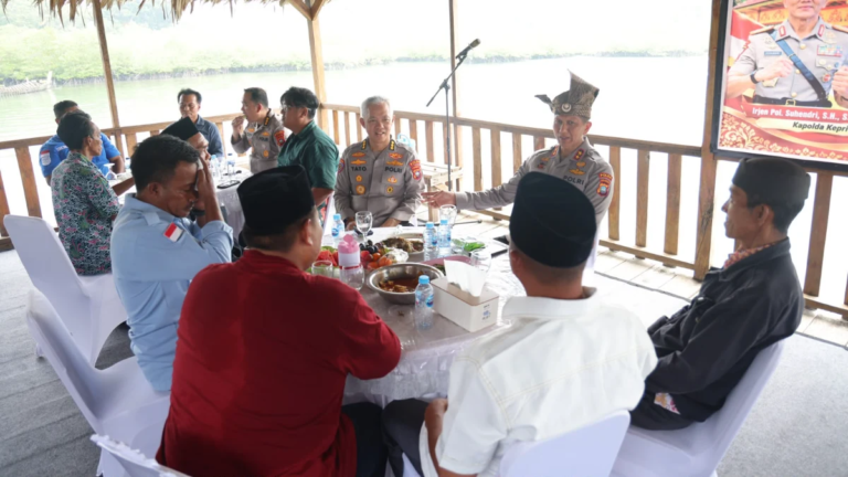 Kapolda Irjen Pol Suhendri berbicara kepada warga di restoran seafood Galang
