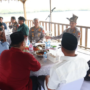 Kapolda Irjen Pol Suhendri berbicara kepada warga di restoran seafood Galang