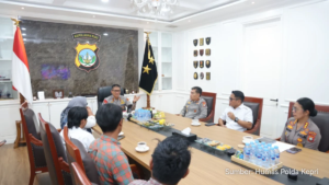 Irjen Pol Suhendri berbicara dengan wartawan IJTI di ruang kerja di Batam