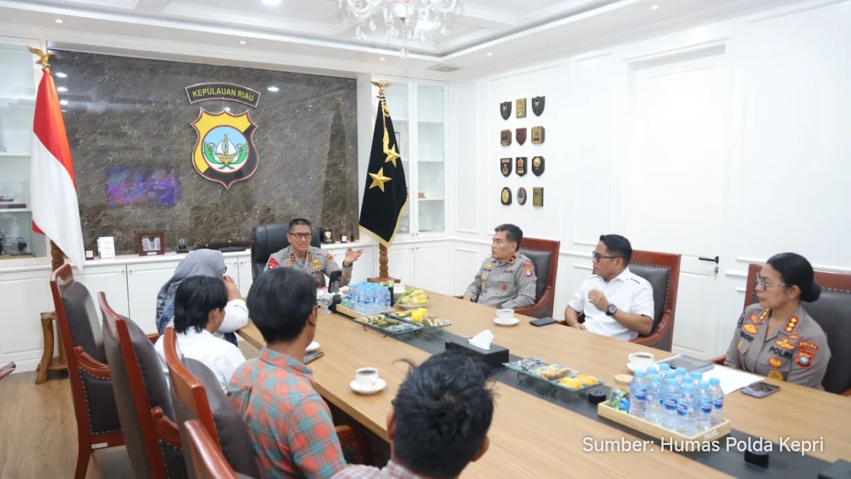 Irjen Pol Suhendri berbicara dengan wartawan IJTI di ruang kerja di Batam