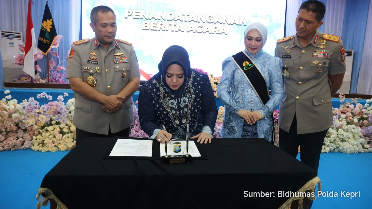 Irjen Pol Suhendri speaking to Polwan at handover ceremony in Batam