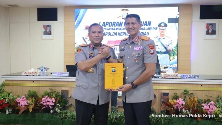 Irjen Pol. Suhendri memberikan arahan di ruang serah terima jabatan Polda Kepri