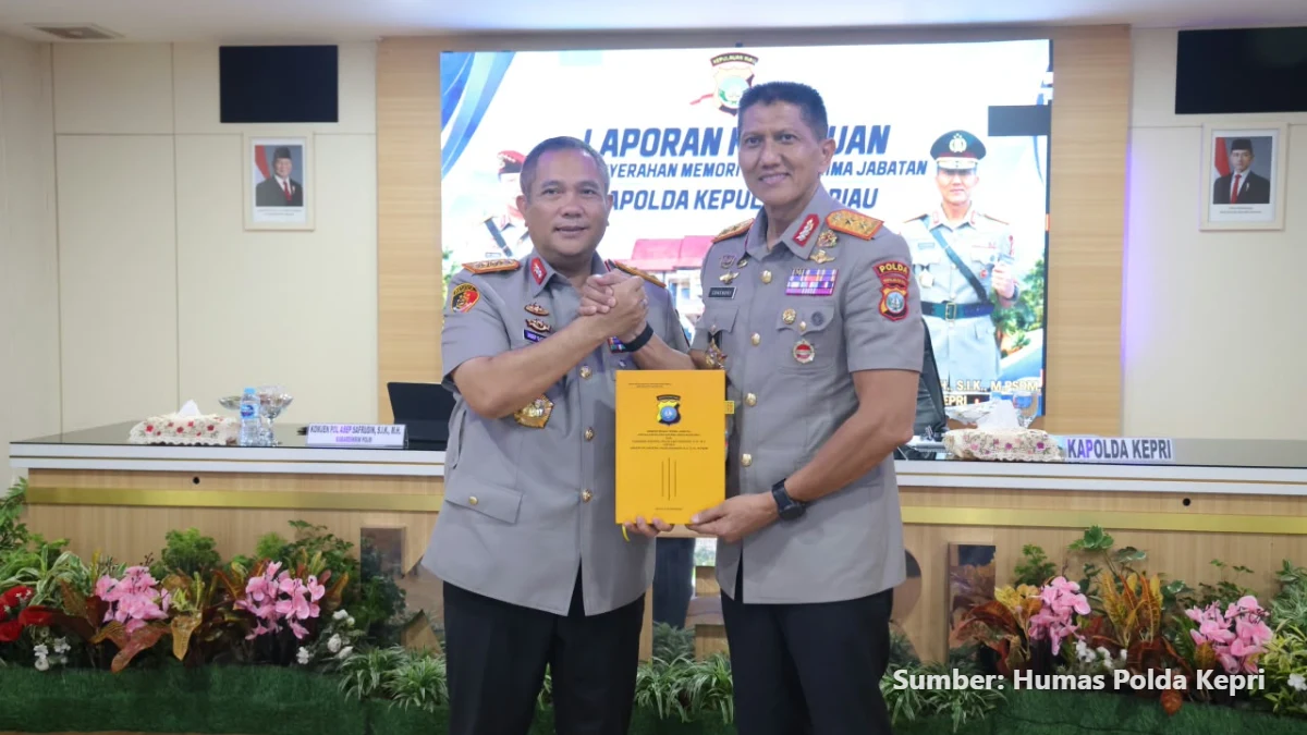 Irjen Pol. Suhendri memberikan arahan di ruang serah terima jabatan Polda Kepri
