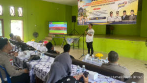 Kasat Resnarkoba Polres Bintan memberikan materi narkoba di aula SMA Negeri 1
