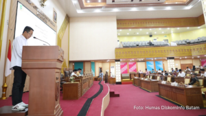 Wali Kota Batam Amsakar Achmad bersama DPRD menandatangani kesepakatan pembentukan pansus