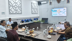 Anggota Komisi I DPRD Tanjungpinang berbicara dengan petugas PLN di kantor