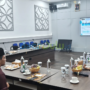 Anggota Komisi I DPRD Tanjungpinang berbicara dengan petugas PLN di kantor