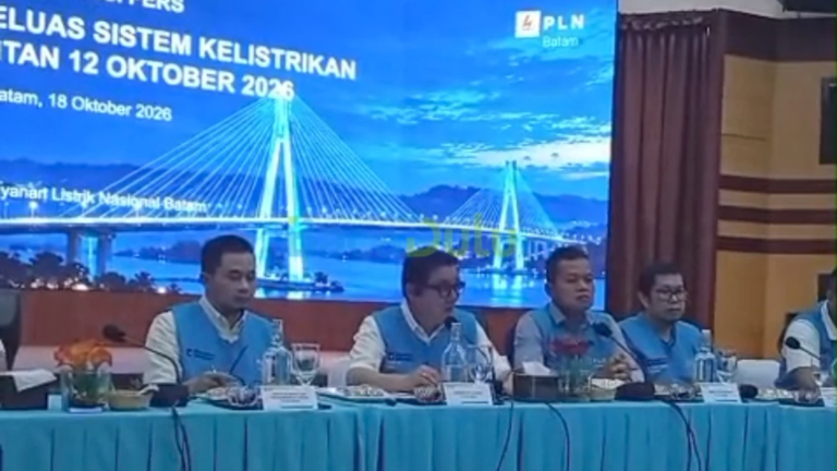 Kwin Fo berbicara di konferensi pers PLN Batam tentang pembangkit baru