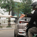 Li Claudia Chandra memberikan masker kepada warga di Bundaran BP Batam