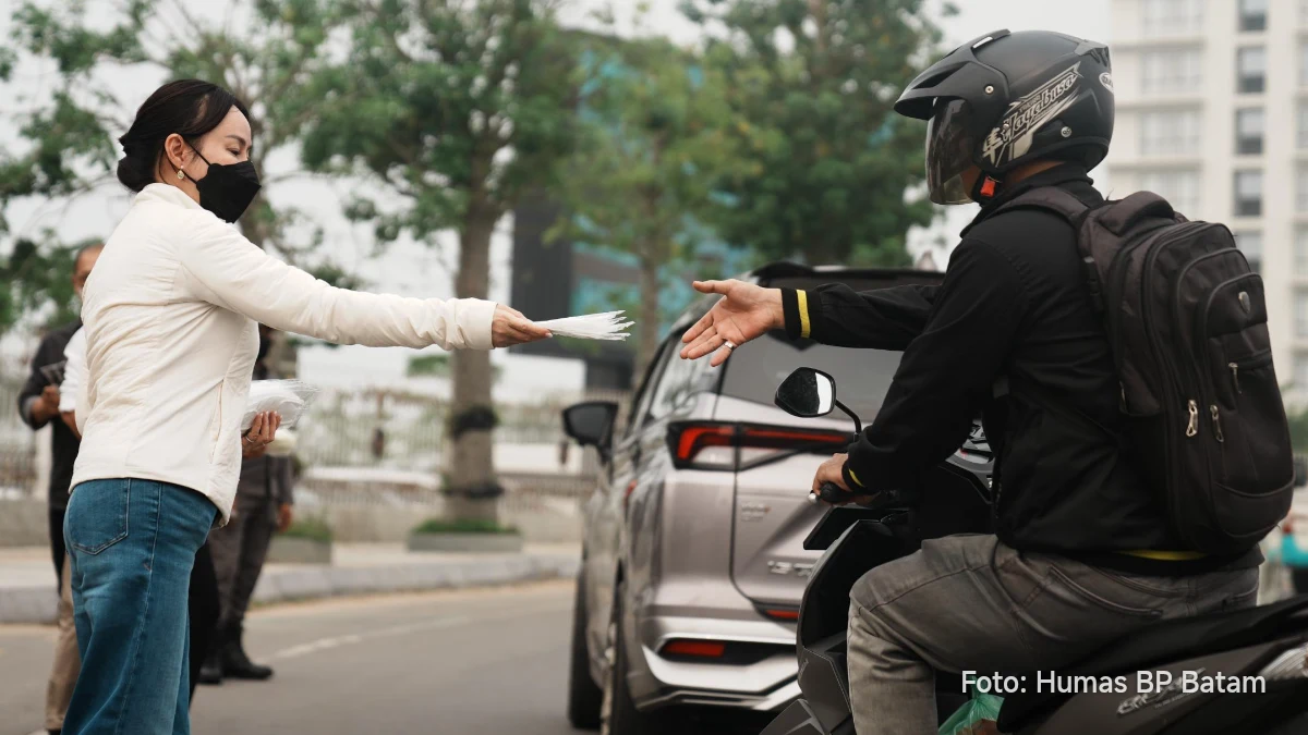 Li Claudia Chandra memberikan masker kepada warga di Bundaran BP Batam
