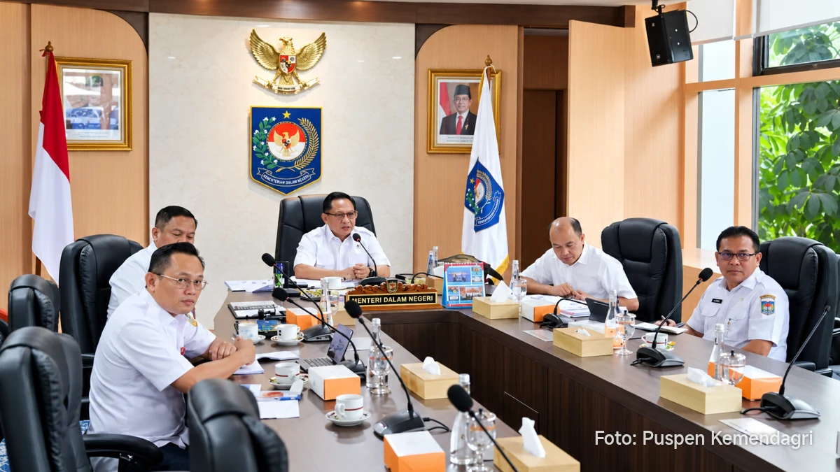 Menteri Dalam Negeri Muhammad Tito Karnavian berbicara dalam rapat koordinasi hybrid tentang peran Diskominfo
