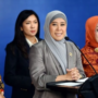 Menteri Meutya Hafid berbicara di konferensi pers tentang keamanan anak online
