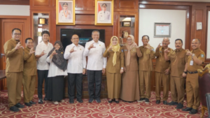 Sekretaris Daerah Kepri Misni berbicara dengan tim LAN di kantor gubernur