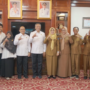 Sekretaris Daerah Kepri Misni berbicara dengan tim LAN di kantor gubernur