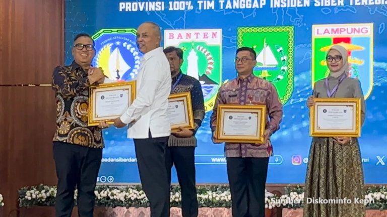 Wakil Gubernur Nyanyang Haris Pratamura menerima penghargaan BSSN di Depok