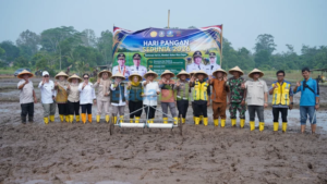 Wakil Gubernur Kepri Nyanyang Haris Pratamura menanam padi dengan sistem PM‑AAS