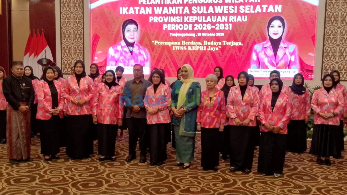 Nenny Dwiyanna Nyanyang menerima pelantikan Ketua IWSS Kepri di aula