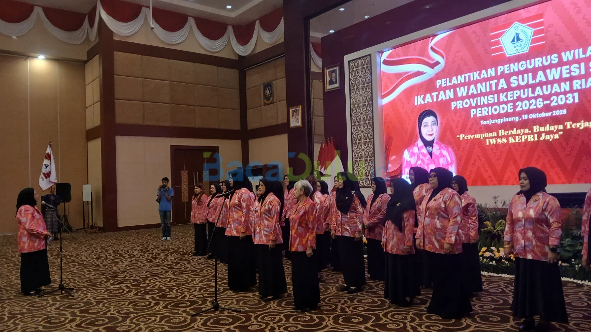 Nenny Nyanyang menerima pelantikan Ketua IWSS Kepri di aula Tanjungpinang