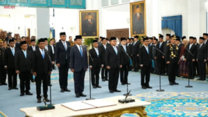 Komjen Pol. Suyudi Ario Seto menerima sumpah jabatan Kapolri di Istana Kepresidenan