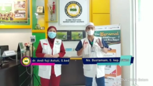 dr. Andi Fuji Astuti memeriksa warga di Klinik Rumah Sehat BAZNAS Batam