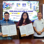 Ariastuty Sirait dan dr. Wira Mondana menandatangani kerja sama di BP Batam