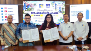 Ariastuty Sirait dan dr. Wira Mondana menandatangani kerja sama di BP Batam