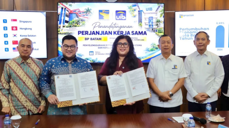 Ariastuty Sirait dan dr. Wira Mondana menandatangani kerja sama di BP Batam