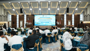 Amsakar Achmad menandatangani MoU dengan Nuzran Joher di Balairung Sari BP Batam