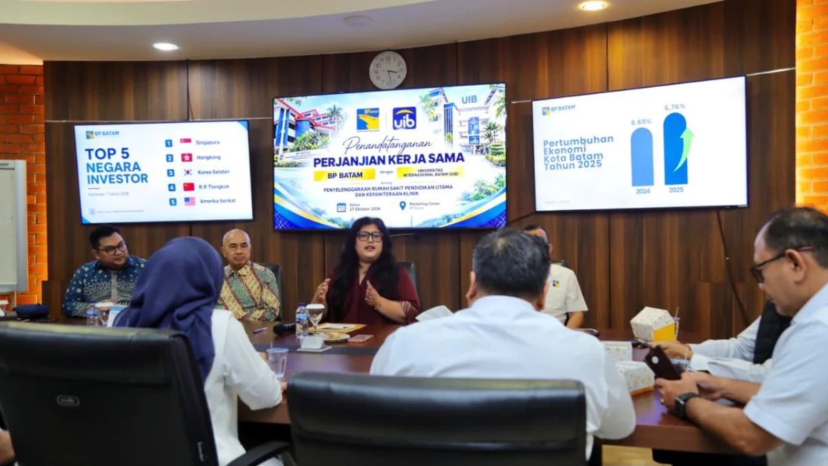 Ariastuty Sirait dan dr. Wira Mondana menandatangani perjanjian di Marketing Center BP Batam