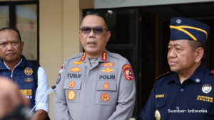 Petugas Bea Cukai memeriksa longboat dan menemukan amunisi di perairan Jayapura