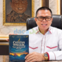 Empat wartawan memegang buku Catatan Pinggir di tangan masing-masing