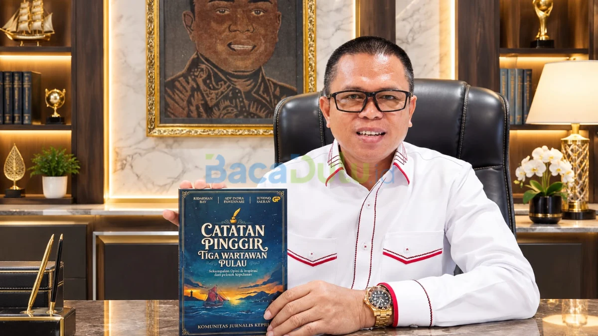Empat wartawan memegang buku Catatan Pinggir di tangan masing-masing