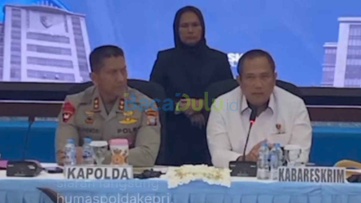 Komjen Pol Asep Safrudin mengumumkan penetapan lima tersangka di Batam