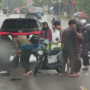 Sepeda motor perempuan terjatuh di belakang mobil hitam di jalan basah Tanjungpinang