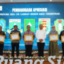 Kepala BSSN Nugroho Sulistyo Budi menyerahkan penghargaan kepada Sekretaris Daerah Riau