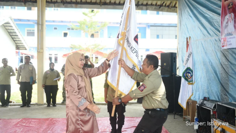Dewi Kumalasari Ansar memimpin upacara pengukuhan FK Tagana di aula