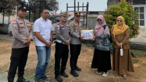 Polisi Bintan Timur menyerahkan paket bantuan kepada korban kebakaran sekolah