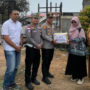 Polisi Bintan Timur menyerahkan paket bantuan kepada korban kebakaran sekolah