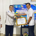 Dwi Anggraini menyerahkan rekomendasi kepada Indra Hidayat di ruang rapat Gedung Engku Putri