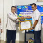 Dwi Anggraini menyerahkan rekomendasi kepada Indra Hidayat di ruang rapat Gedung Engku Putri